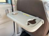 後席の方の飲食時に便利なテーブル(助手席側)付!更にタブレット端末を立てかけやすい形状になっております☆