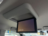 【フリップダウンモニター】大画面モニターで後席でもエンタメをお楽しみいただけます。小さなお子様にも大人気の装備です♪
