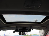 開放感があるサンルーフ装備 。雨の日や少し曇った日でも、室内が明るくなりちょっと晴れやかな気分になれる。夜は、車内にいながら満天の 空も見ることができ、家族や仲間も大喜び。