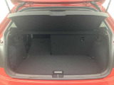 通常でも大容量の荷室を確保。後席の背もたれを倒せばさらに広大なスペースが確保できます。