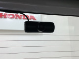 後方にもドライブレコーダーのカメラが付いています。前後両方でお車の周りを監視・記録いたします。