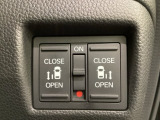 リアドアは乗り降りに便利な両側電動スライドドアです。また運転席に座っていながらスイッチ操作で自在にスライドドアを開け閉めできます。