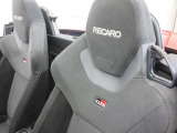 シートは体をしっかりとホールドしてくれる「RECARO」社製のシートです。