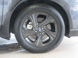 右前 17インチアルミホイール タイヤサイズは、225/60R17です。「*ホイールロックナットは展示用です」