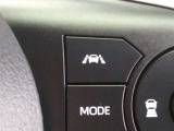 レーンキープコントロール搭載:車線の中央付近を安定して走行するよう車線から外れそうになった時に警告を出したり、ステアリングを調整して車線内に戻す装備です