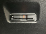 ETCもついています。高速道路の料金所の通過も楽々です。 カードの取り出しもしやすい場所についています。
