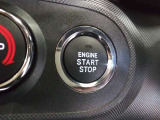 ポケットや鞄から出さずにエンジンスタートができる便利なプッシュスタート。ブレーキを踏みながらパワースイッチを押すだけで、エンジンが始動します