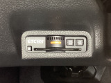 ハンドルの左下にETC2.0がついています。高速道路の料金所の通過も楽々です!。 カードの取り出しもしやすい場所についています。