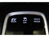 夜間など、静かに走行したい時に便利なモーターのみで動くEVモードへの切替えが出来ます。また、気分や走行状況に合わせてECO・NORMAL・PWRを選べるドライブモードセレクトも装備されています。