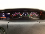 スピードメーターとタコメーターを大きく配した見やすいメーター部になっています。左側のインフォメーション画面でオドメーターや燃費などの情報を確認できます。