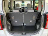 日常の使用に十分な広さの荷室です♪簡単な操作でシートアレンジもできます♪