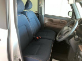 フロントベンチシートが運転席足元もゆったり、広々快適です、助手席へのウォークスルーも楽々可能ですよ☆