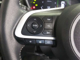 ステアリングには運転中でも簡単に操作できる各種スイッチついてます