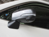 サイドカメラ装備 死角になる左フェンダー下付近が確認できます。細い道路を通行する時の強い味方、ストレスが軽減できますので、運転に集中できます。