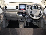 操作性に優れた運転席となります!小物入れや各ボタンの配置にこだわり、使いやすいです!座り心地もよく視認性も良好なのでロングドライブもお任せ下さい!