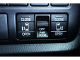 後席の両側電動スライドドアは運転席側からも操作できます。中央のスイッチでON/OFFの切り替えが出来ますので、状況によって使い分けられます。