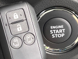 【キーレススタートシステム】カバンやポケットに入れたままでもドアの施錠・解錠が可能なスマートキーを装備。エンジンのオン・オフ時もカギを取り出す必要が無いからとっても便利です♪