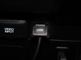 USBオーディオ用ソケットがついていますので携帯電話などを接続すれば音楽等の再生が可能です!充電用ソケットもございます!