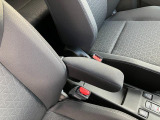 運転席に【フロントアームレスト】があります。
