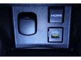 アームレスト内に12V/120WのアクセサリーソケットとスマホやiPodを直接カーオーディオに接続できるUSB端子、音声と映像が1本のケーブルで接続できるHDMI端子が配置されています。