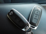 スマートキー装備!キーをポケットやバッグに入れたまま、ドアロックの開錠・施錠・エンジン始動が可能です。