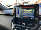 パノラミックビューモニター付きです。車両を上から見たような映像をディスプレイオーディオ画面に表示。運転席からの目視だけでは見にくい、車両周辺の状況をリアルタイムでしっかり確認できます。