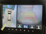 全方位モニター付きです。車両を上から見たような映像をナビゲーション画面に表示。運転席からの目視だけでは見にくい、車両周辺の状況をリアルタイムでしっかり確認できます。