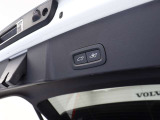 パワーテールゲート(ハンズフリー・オープニング/クロージング機構付) を装備しており、両手が荷物でふさがっていてもキーを所持していれば開閉できます。