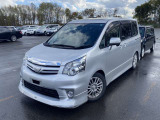 ノア 2.0 Si 4WD サンルーフ・ナビ・社外エアロ・ETC