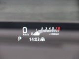 カラーヘッドアップディスプレイ付き。少ない視線移動で情報を確認できるので、運転の疲労軽減に繋がりますよ♪