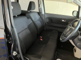 フロントベンチシートが運転席足元もゆったり、広々快適です、助手席へのウォークスルーも楽々可能ですよ☆