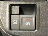 指先だけで簡単に操作が可能な電動パーキングブレーキを採用。「HOLD」スイッチを押すと、渋滞や信号待ちなどでブレーキペダルから足を離しても、ブレーキを保持するので安心です
