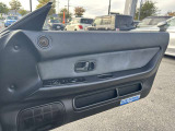 運転席のドアの内張です。状態は良い。ツィータースピーカーも装備してます。