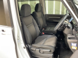 乗降がしやすい運転席。高さが調節できて小柄な方でも運転しやすいポジションをとることができます。