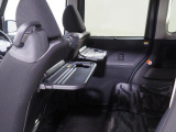 後席には折り畳み式のテーブルがあります。車内での軽食のときに便利ですね。