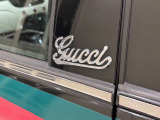 BピラーにもGUCCIのロゴがデザインされています。