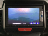 ギヤをR(バック)に入れるとナビの画面に後ろの映像が映るリアカメラ付です。後退時、コンディションが悪い視界でもカラーバックモニターがドライバーをサポートします。