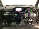 車内は光触媒抗菌消臭施工済です。スタイリッシュなデザインでスポーティなインパネ周りを演出します。グローブボックスやカップホルダーのほかにトレーなどたくさんの収納スペースが付いています。