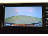 バックガイドモニター(バックモニター)付き。車両後方の映像をナビ画面に表示し、駐車などの後退操作をサポートします。