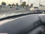 年式によっては割れやすいダッシュボードですが少し浮きはあるものの状態は綺麗ですよ。セキュリティのバイパーが装着されています。