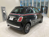 Gucci特有のグリーン/レッド/グリーンのストライプがボディサイドからバックドアにかけてデザインされています。