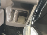 運転席ドリンクホルダーは、ドライバーがすぐ取り出せる位置に付いています。