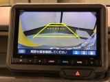 リバースギアに入れるだけで後方の表示へ切り替わります。夜間や雨の日の駐車も楽になりますよ。