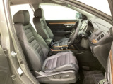 運転席は8WAYの電動パワーシートになっています。電動で前後のスライドやシートハイト、背もたれのリクライニングの調節ができ、微調整もききますのでお好みのシート位置に合わせることができます。
