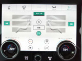 エアコンはデュアルオートを採用、フロントシートのシートヒーターもこちらのダイヤルより操作いただけるようになっています。