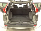 ラゲッジも広く使いやすいトランクは、開口部も広く荷物の積み下ろしもしやすいお車となっております。リアシートの背もたれは6:4の割合で分割して可倒できるので、長いお荷物などを載せることもできます。