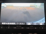 【リアカメラ】リバースに入れるだけで後方の映像が映ります。安全確認や、狭い駐車場での車庫入れ、雨の日や夜間など視界の悪い時に便利です。安全にバックする為には欠かせない装備です。