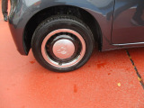前タイヤの画像です(純正ホイールキャップ付)