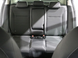 後部座席もゆったり座れます。