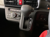 自然に手が届き、操作性の良いインパネシフトに、パーキングブレーキは、フットブレーキタイプなので、運転席と助手席の間はすっきりしています。